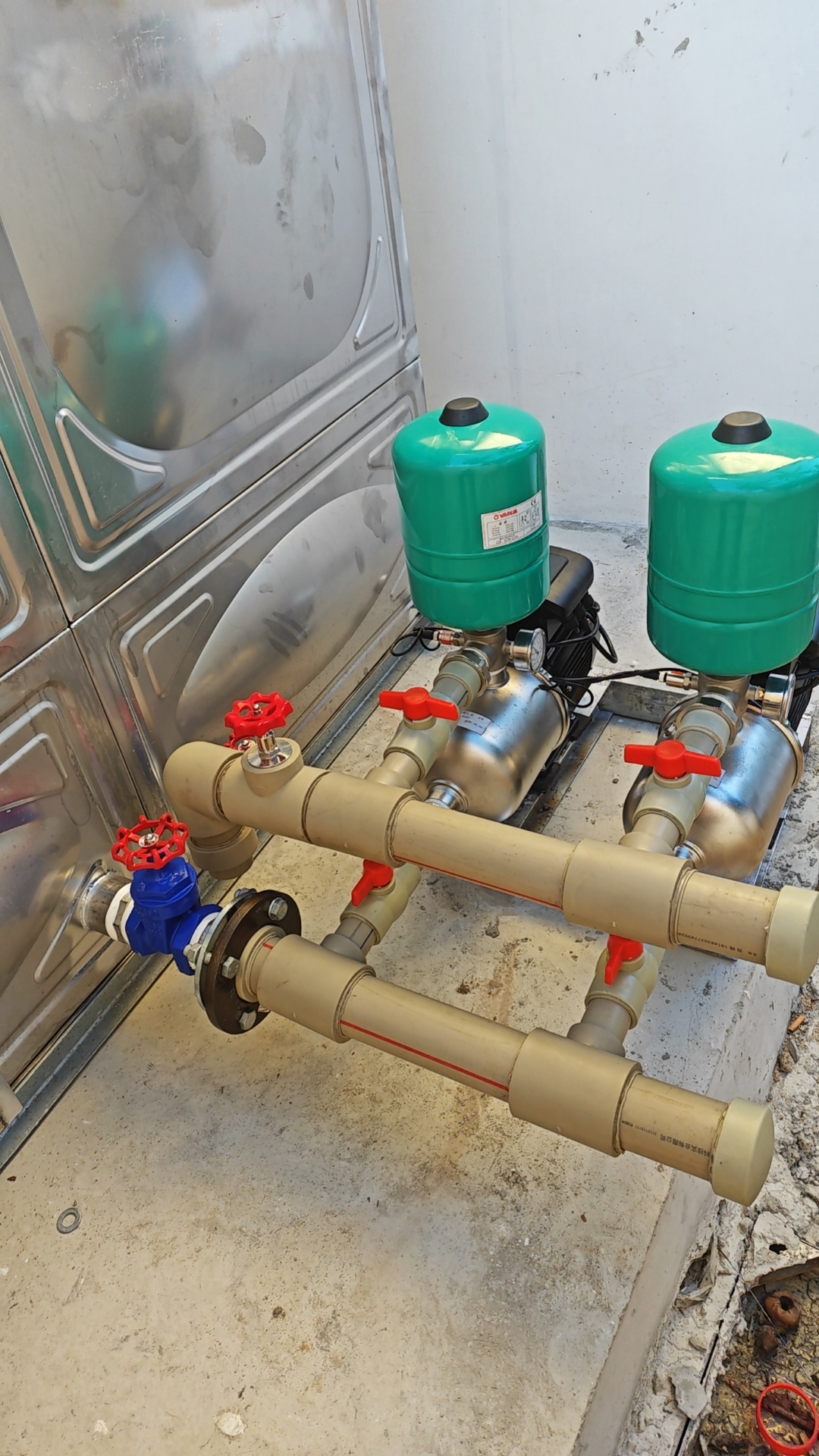 2024.9.26萬寧神洲半島，3×2×2.5組合水箱和2.2千瓦兩臺變頻泵 (2).jpg