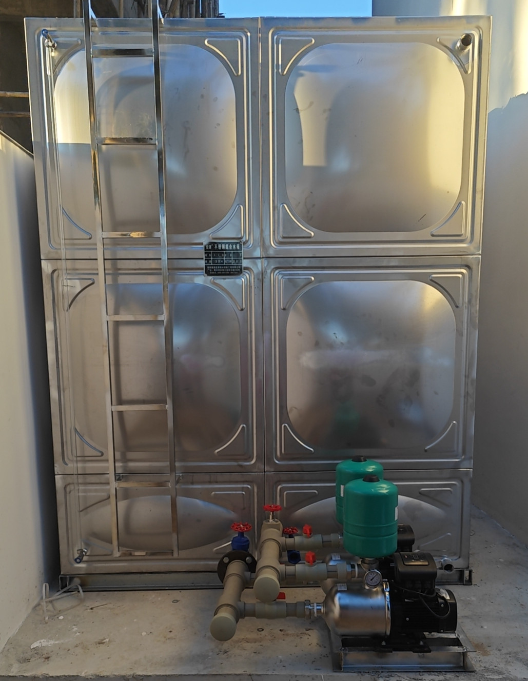2024.9.26萬寧神洲半島,3×2×2.5組合水箱和2.2千瓦兩臺(tái)變頻泵