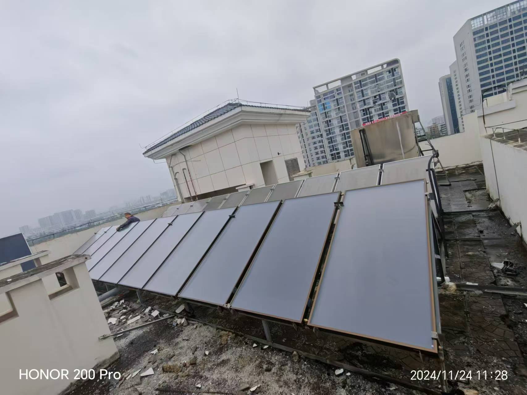 2024.11.24海口看守所太陽能板熱水工程